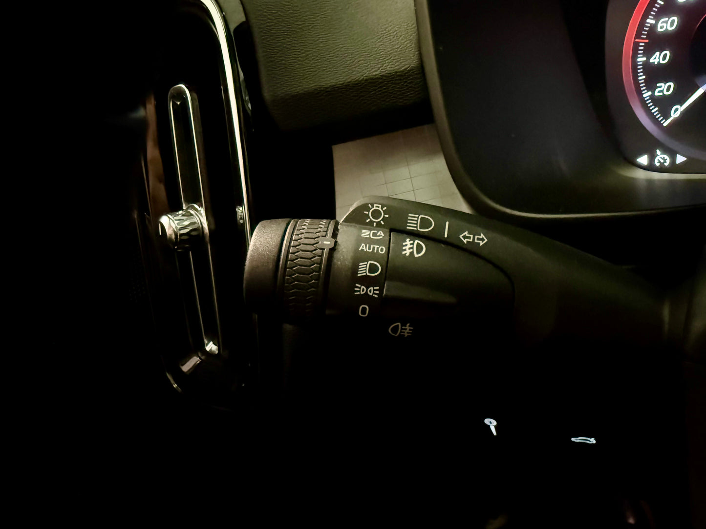 Volvo XC40 2.0 D3 R-DESIGN AUT LEDER AHK NAVI CAM SHZ