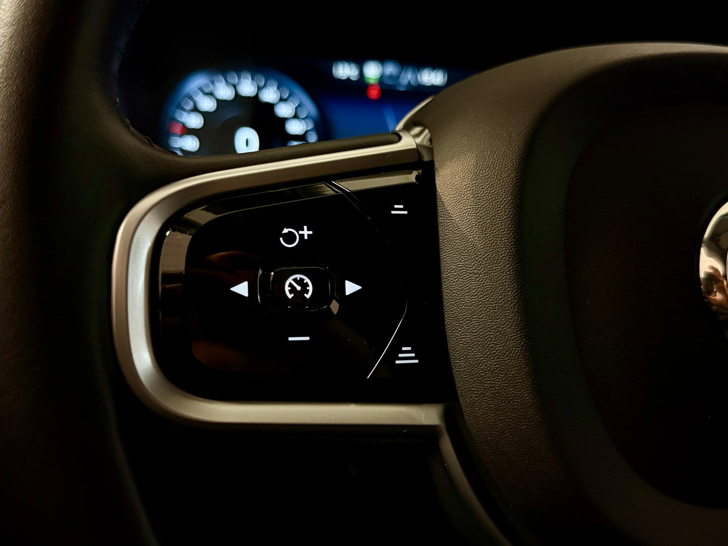 Volvo V90 2.0 D5 CC AWD AUT AHK LEDER LED SHZ CAM PDC