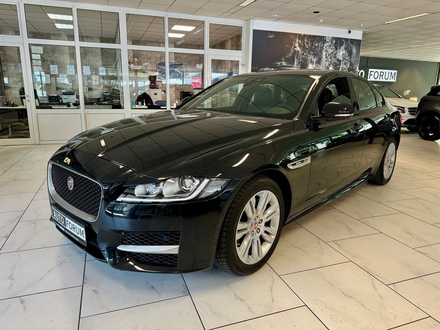 Jaguar XF 25t R-SPORT LIMO AUT NAVI LEDER LED SHZ PDC