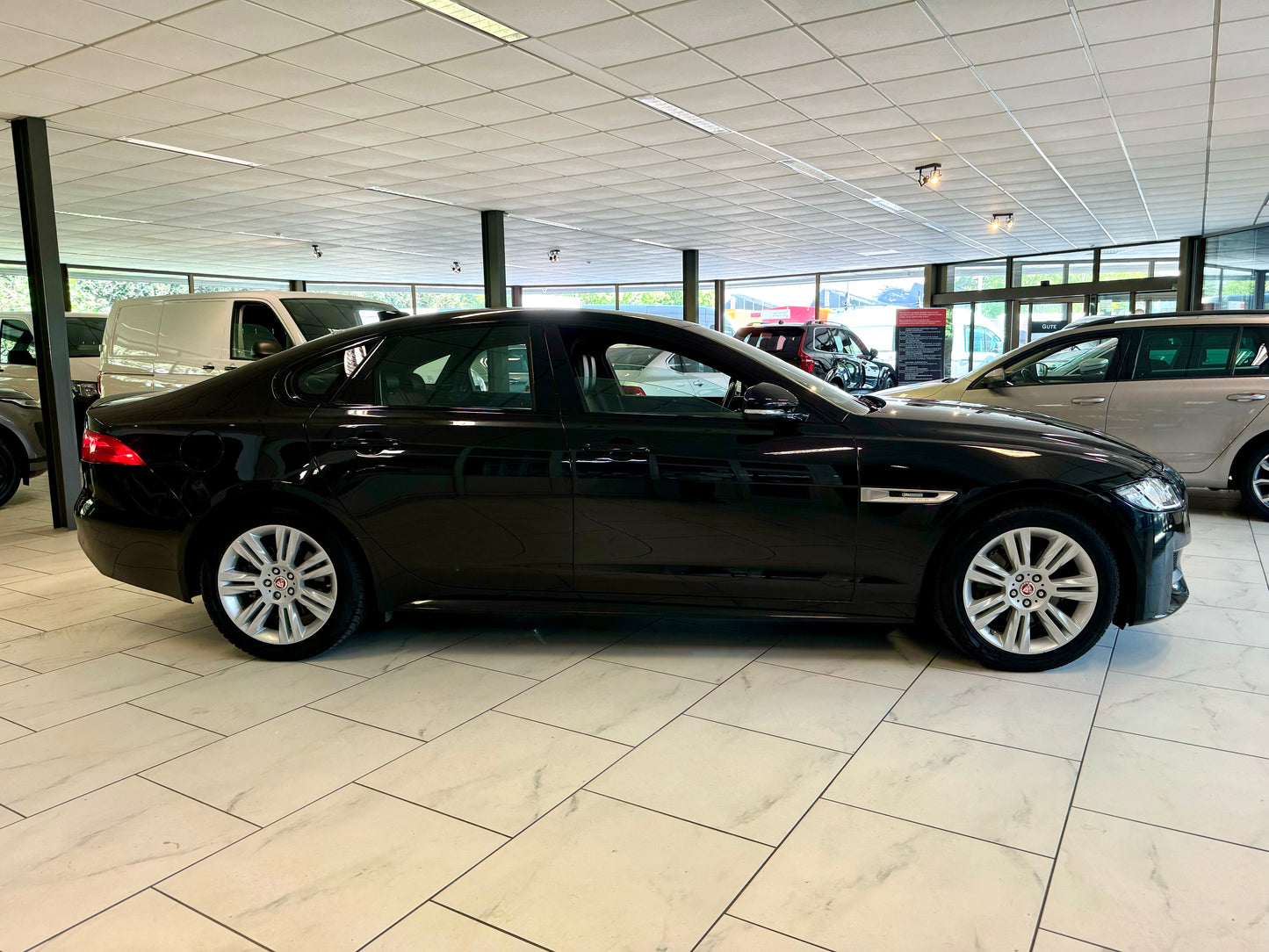 Jaguar XF 25t R-SPORT LIMO AUT NAVI LEDER LED SHZ PDC