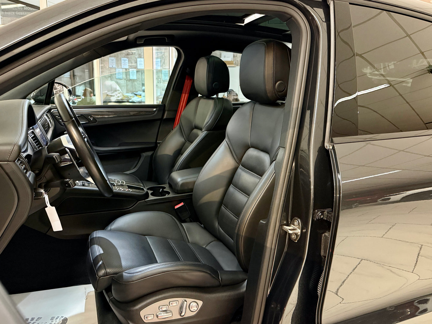 Porsche Macan 2.0 SPORTCHRONO SPORTDESIGN BOSE AHK 360CAM