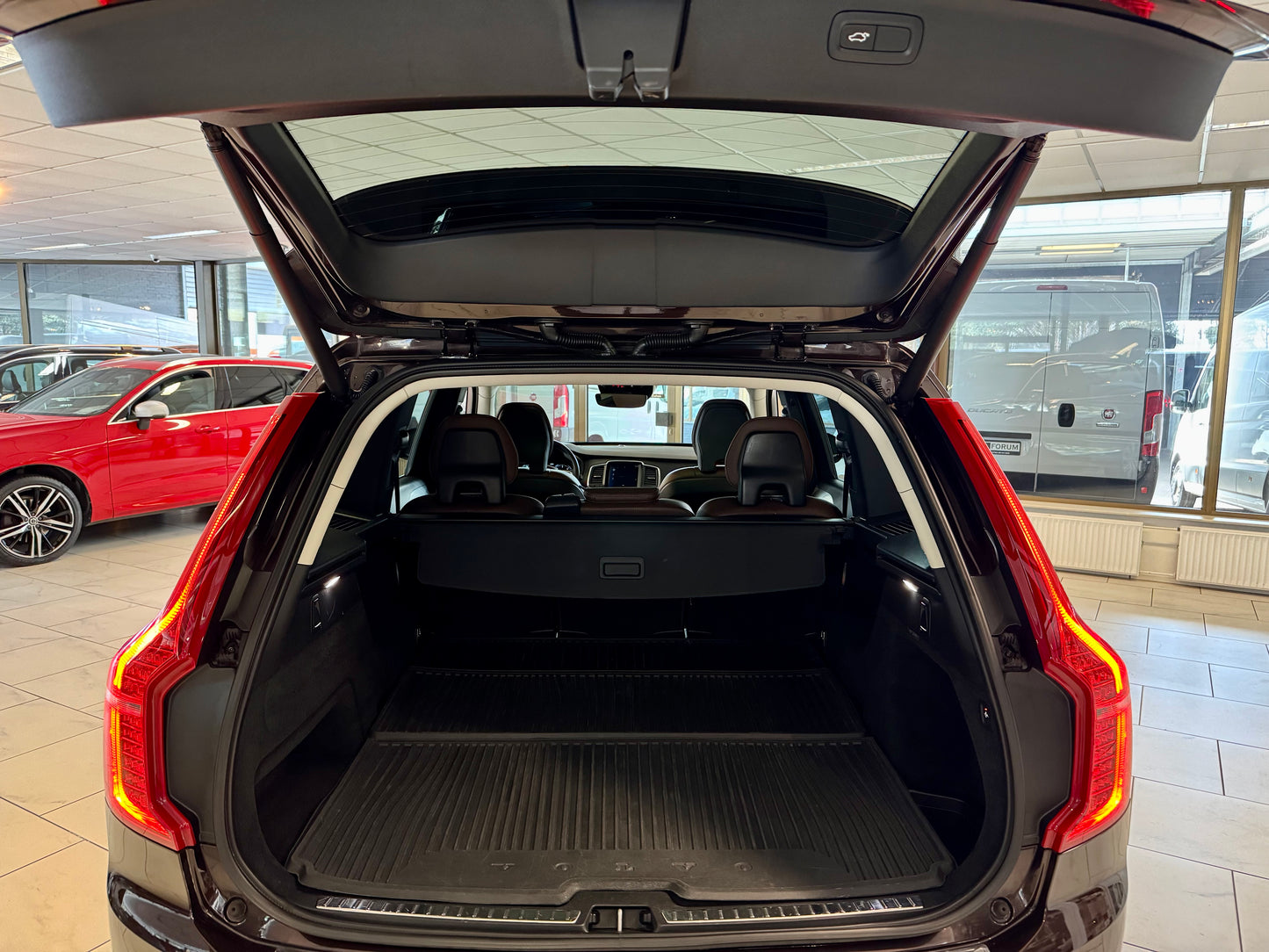 Volvo XC90 2.0 D5 AWD LEDER NAVI AHK STANDHZG CAM PDC