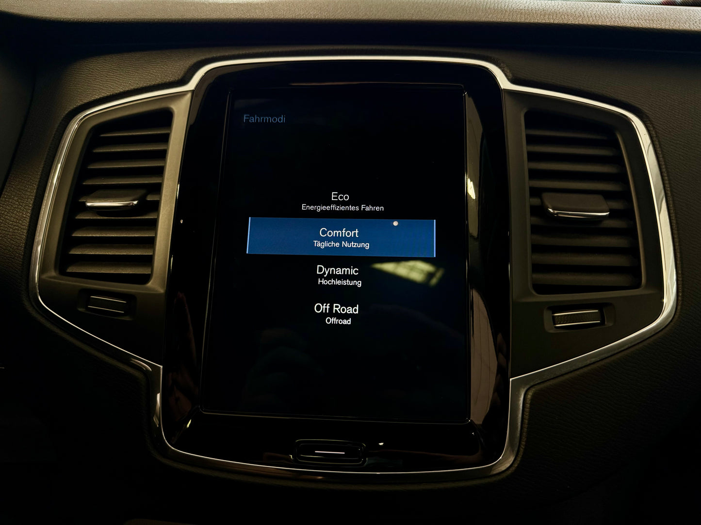 Volvo XC90 2.0 D5 AWD LEDER NAVI AHK STANDHZG CAM PDC